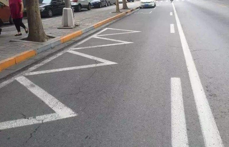 路边的锯齿线是什么意思?老司机提醒,轧一次就扣3分罚款一百!
