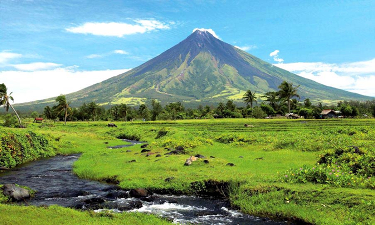 这里的山川山体挺拔,巍然屹立在大地上,有一种独特的魅力.