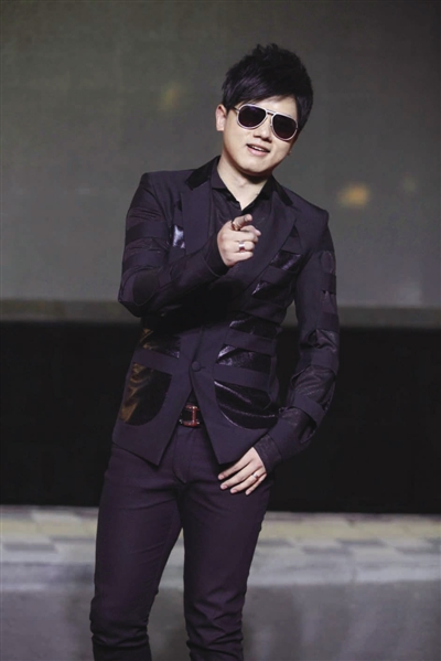 上演"墨镜杀"的张杰,尽显男儿本色,网友:厉害了"杰哥"!