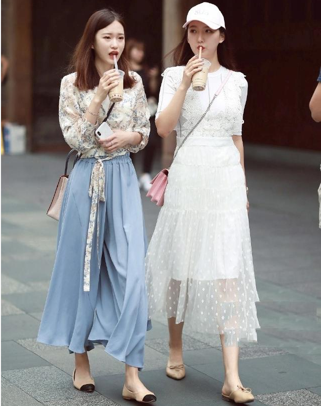街拍:两位喝着奶茶的女神小姐姐,清新自然的穿搭仙气