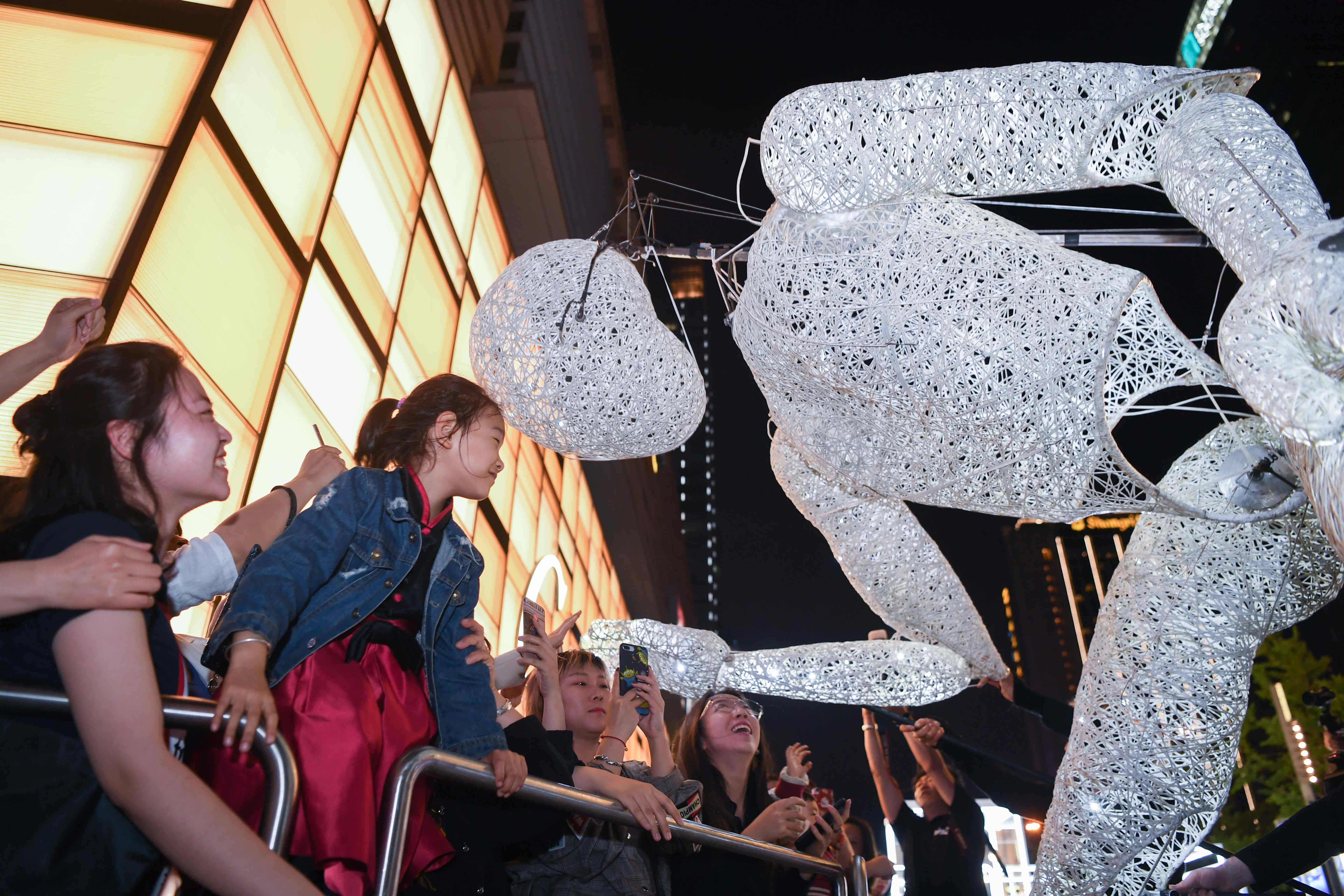 "巨型发光人偶"亮相沈阳(2)