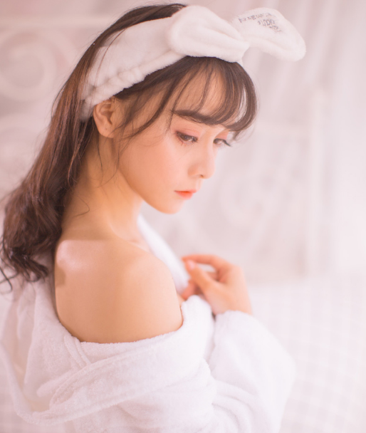 小姐姐穿"浴袍"拍写真,半掩肩膀甜美可人,男生无法拒绝的颜值