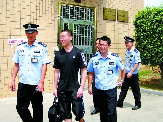 男子假冒警察扫黄,勒索财物并实施强奸