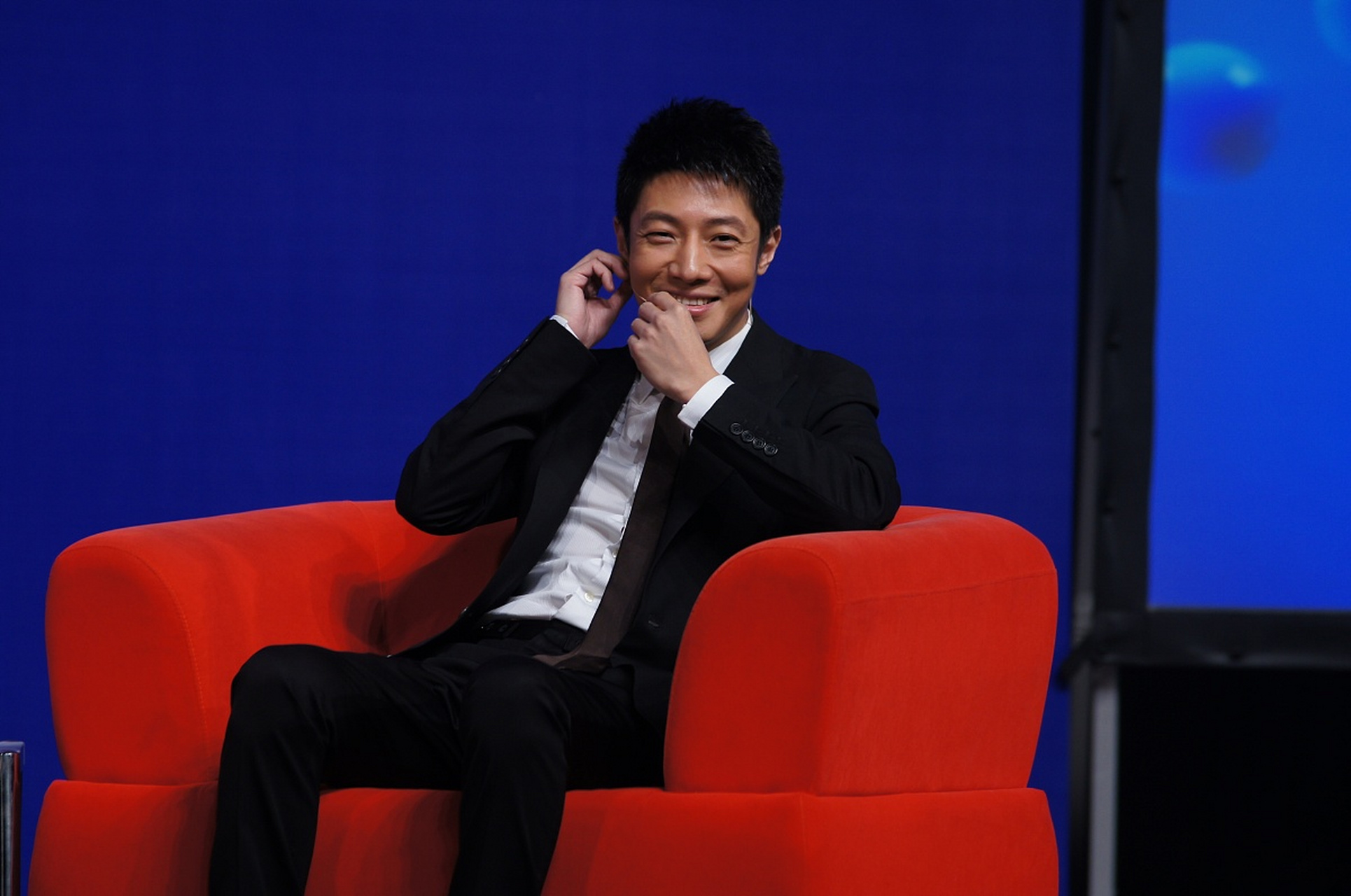 撒贝宁的这段话杀死了我的堕落,他说: "如果你一天到晚拿着手机, 刷着