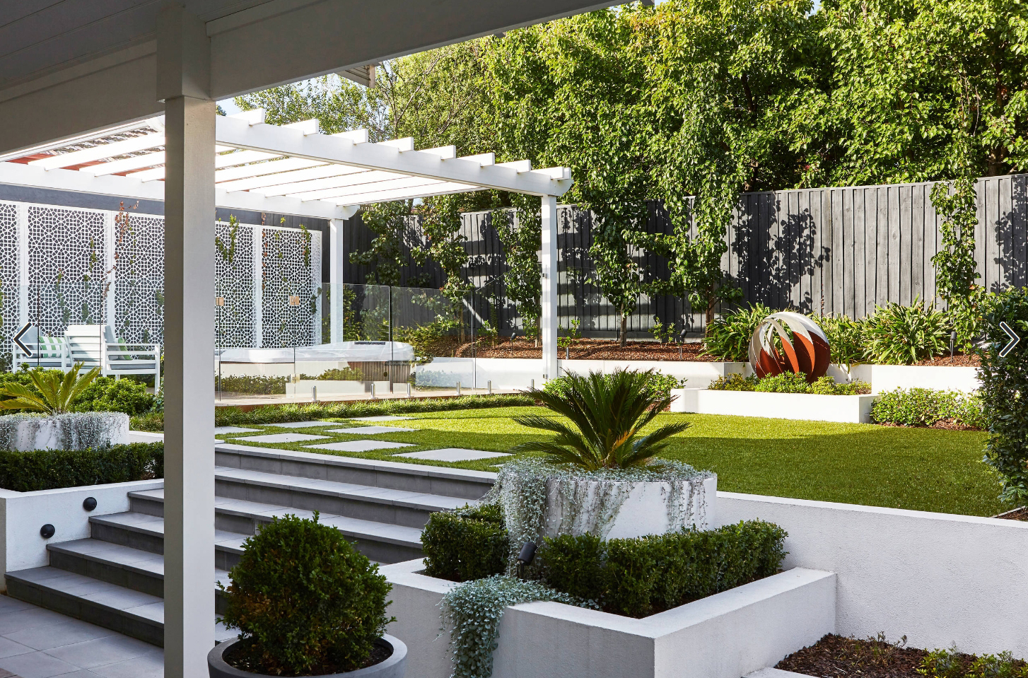 有雕花廊架和黑色防腐木围墙的庭院,防水防晒的落地庭院