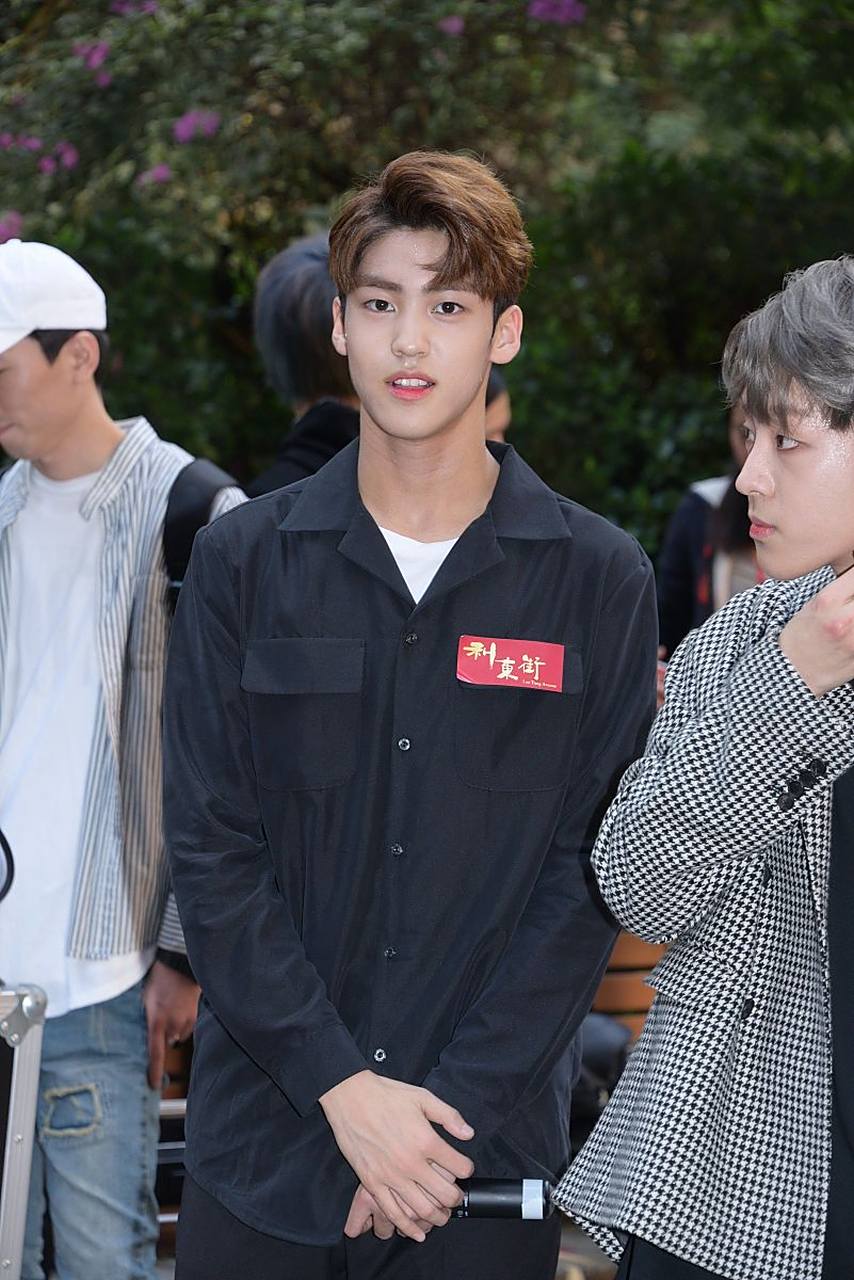 黄旭熙恋爱塌房后,也就低调了没几个月时间,很快就遇上大机遇.