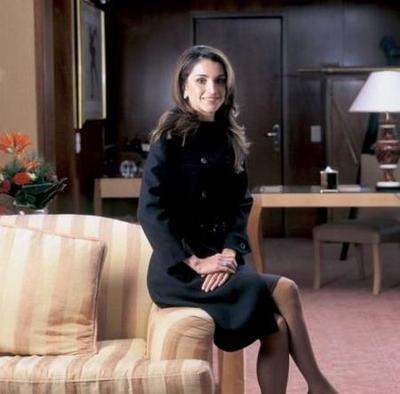 各国第一夫人坐姿,约旦王后优雅与性感并存,最后一位让人很惊艳