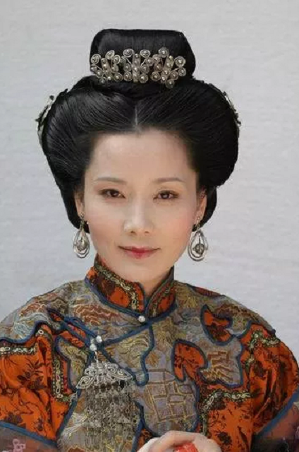 何赛飞:年轻时穿旗袍优雅迷人,如今55岁风韵不减