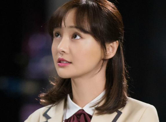 郑爽的新房子简单得令人吃惊,家中连床都没有,网友看了都心疼!