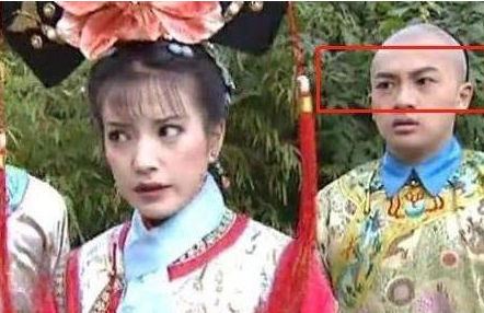 《还珠格格》搞笑穿帮镜头,小燕子的旗头花,永琪被打