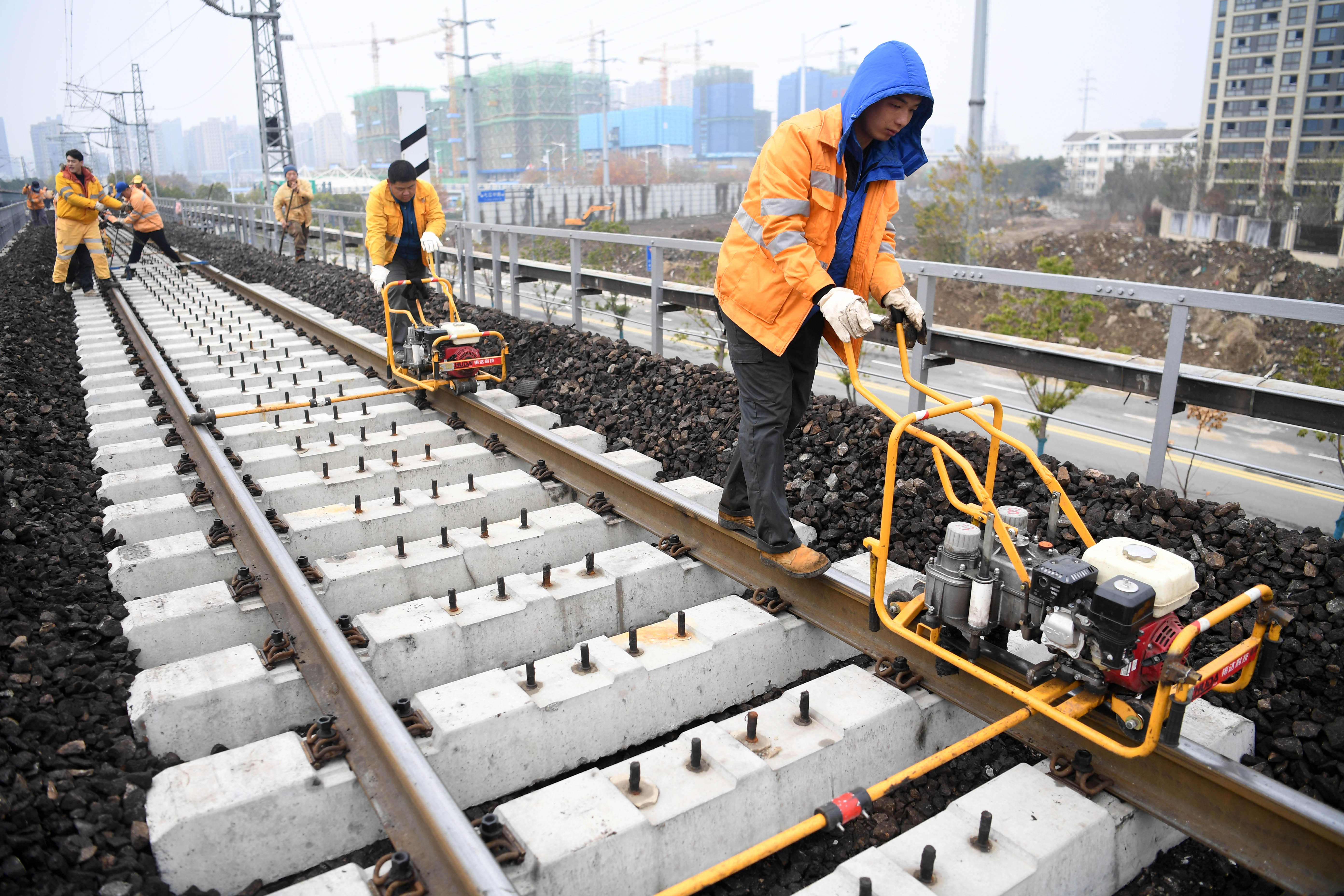 铁路换枕 护航春运(1)
