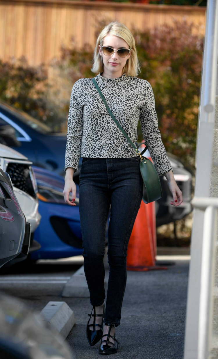 157cm艾玛罗伯茨厉害了!牛仔裤换着穿,意外的穿出了175的既视感