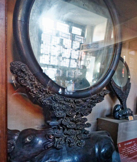 这个犀牛望月镜,高两米,重达一吨,采用东南亚的酸枝木雕刻而成,整个