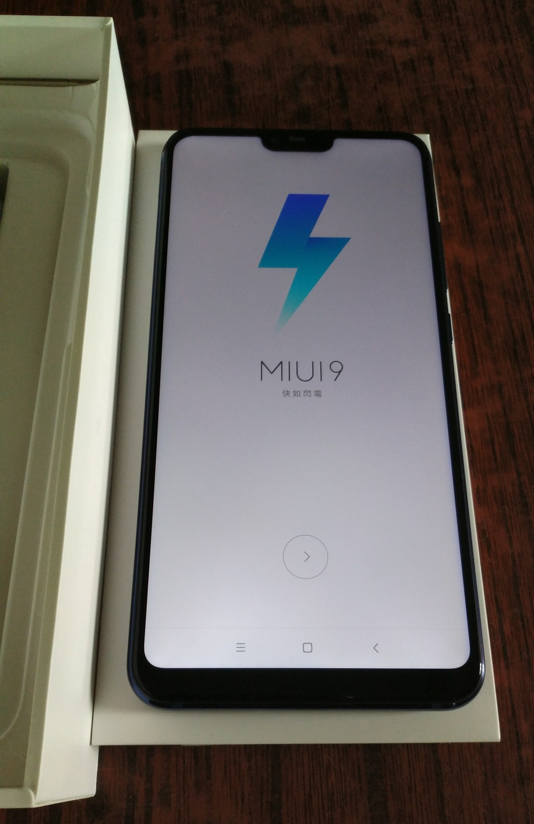 小米8青春版正面展示.小伙伴觉得如何呢?