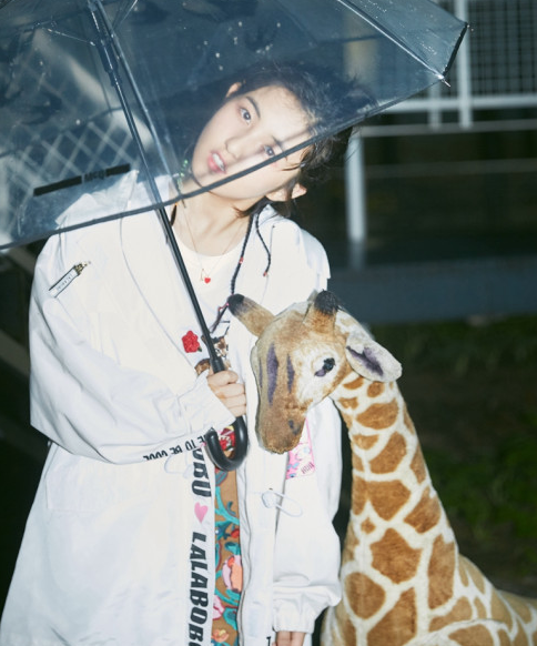 8年前《唐山大地震》中的"小方登",今17岁长这样,网友:漂亮