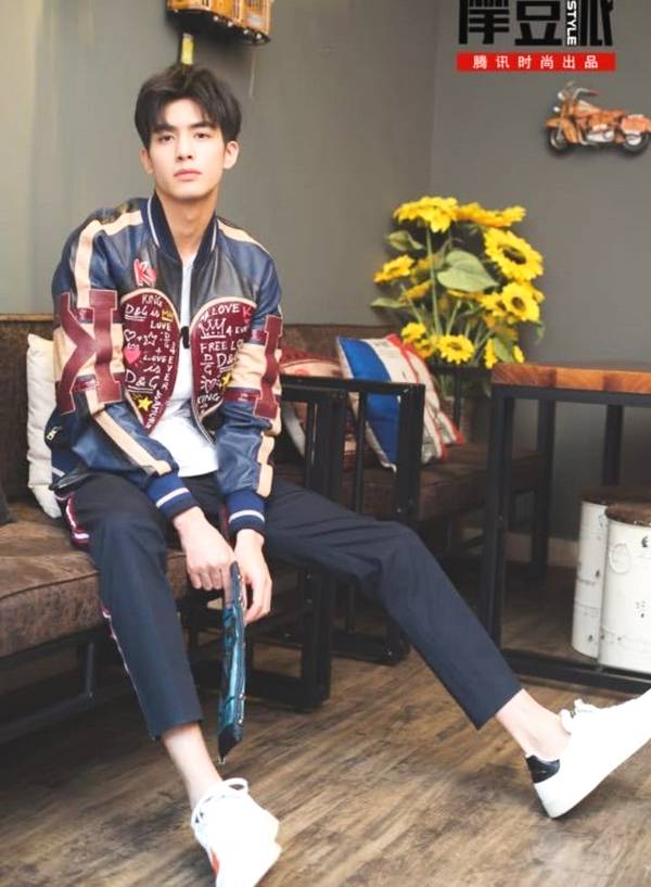 宋威龙身高182cm,腿长就占了一米八,裤子都要不够穿了