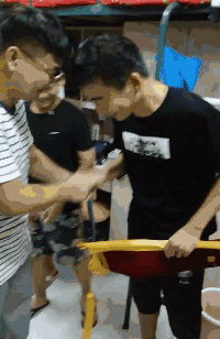 搞笑gif图:事实证明,我的脚的确不臭!这就是二货常说的霸气!