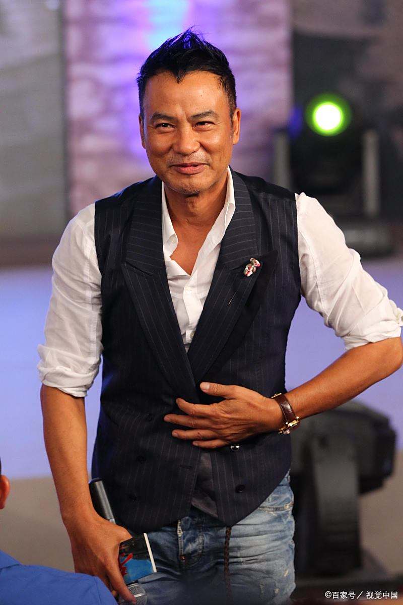 任达华回山东老家收麦子#,哇,这个倒是稀奇,其实也不能说是什么做秀