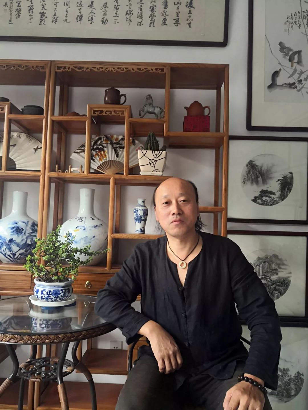 许建璋:高级书画装裱师,龙湖书画院常务副院长,湖州市美术家协会会员.