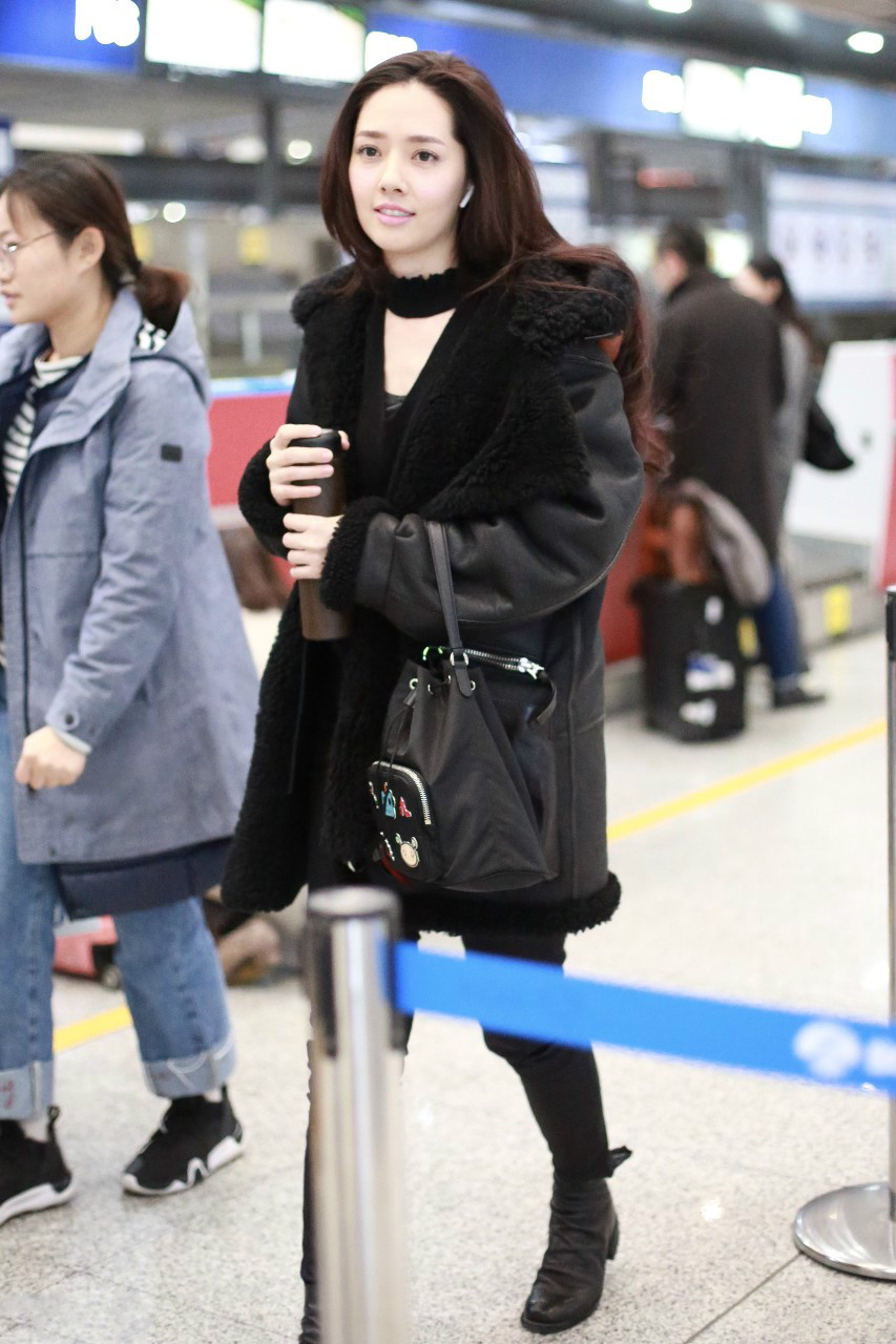 郭碧婷穿黑色毛绒大衣搭配黑色紧身裤现身机场,皮肤白皙面带微笑