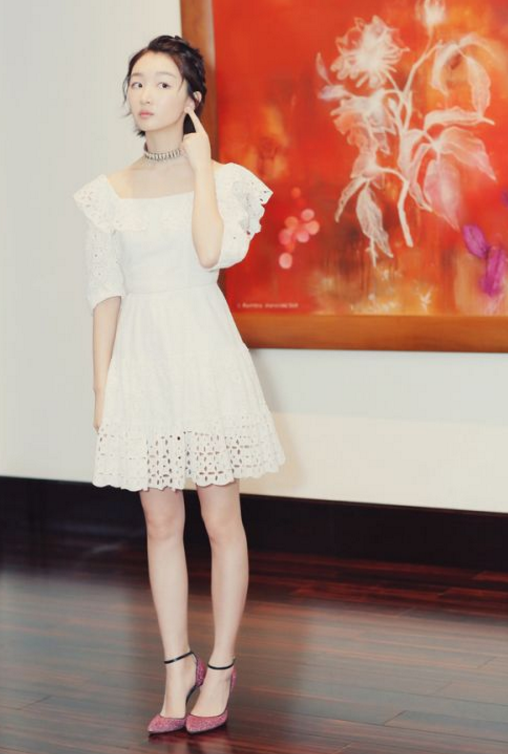 张冉怡,出生于河北省石家庄市,毕业于北京舞蹈学院芭蕾舞系,中国内地