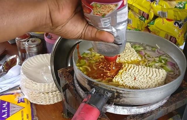 同是方便面,看印度人是咋吃的?煮好之后,网友:不愧是调料大国