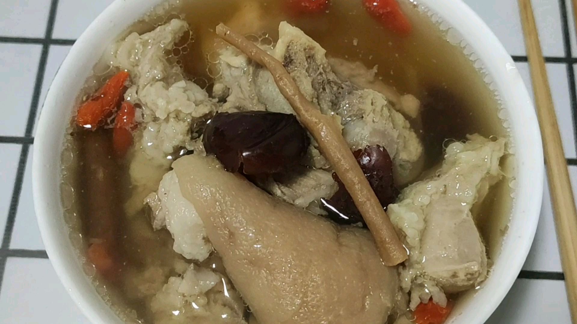 冬天给家人炖锅猪脚汤补补,肥而不腻,活血益气适合怕冷的人喝