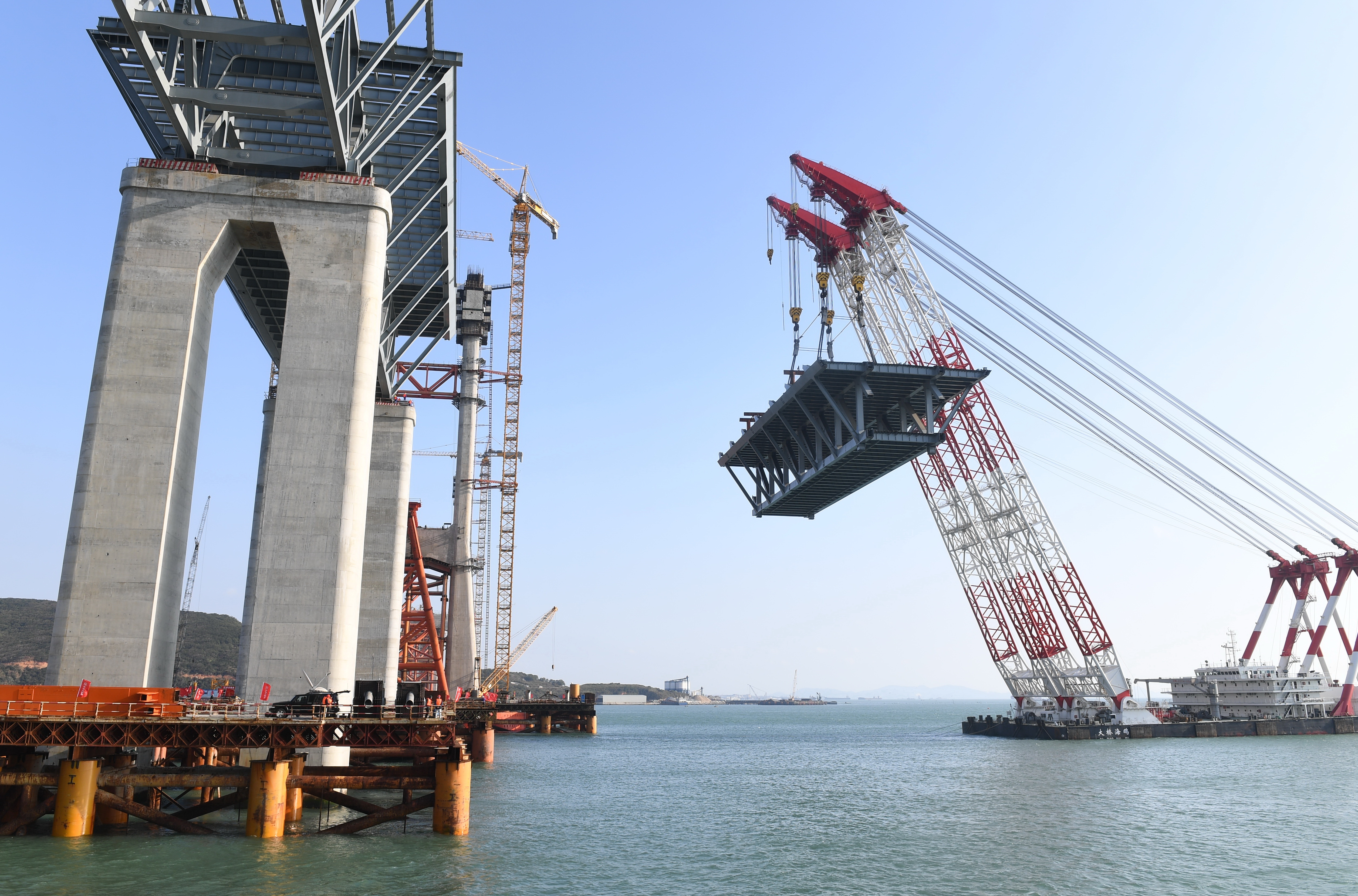 (新时代新气象新作为)(1)平潭海峡公铁两用大桥首跨3400吨钢桁梁成功