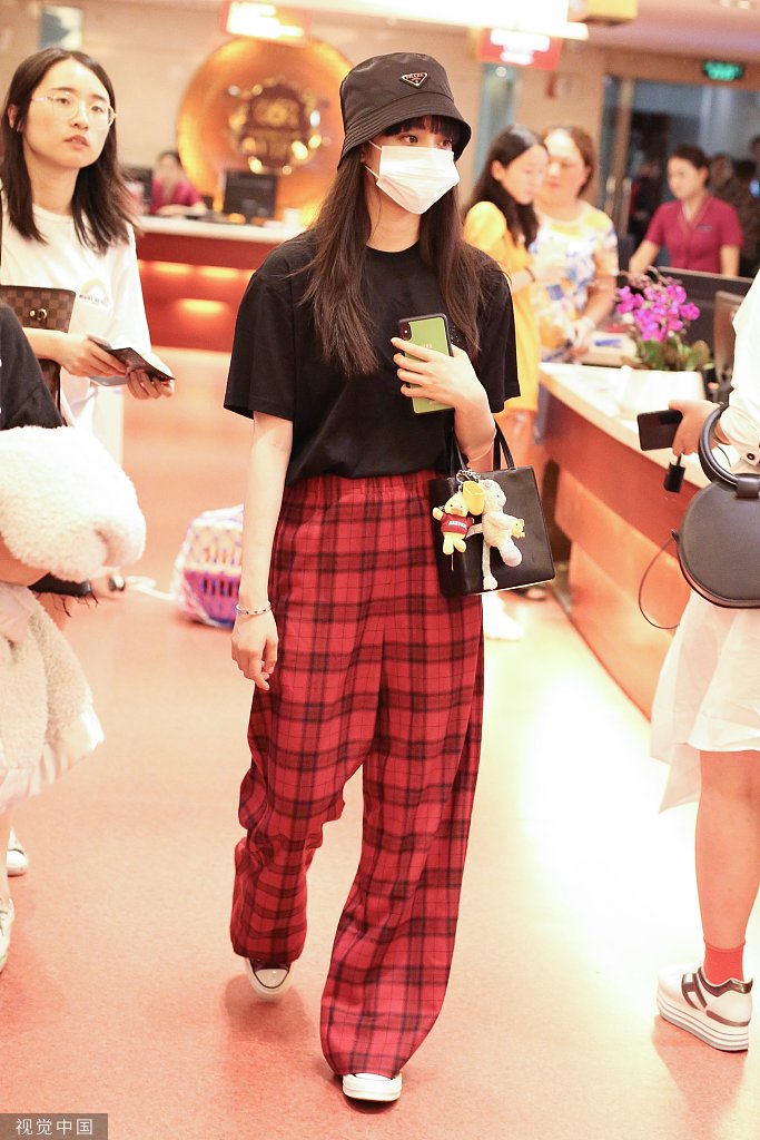 欧阳娜娜穿红格子阔腿裤元气满满 包包上挂可爱小挂饰显少女心