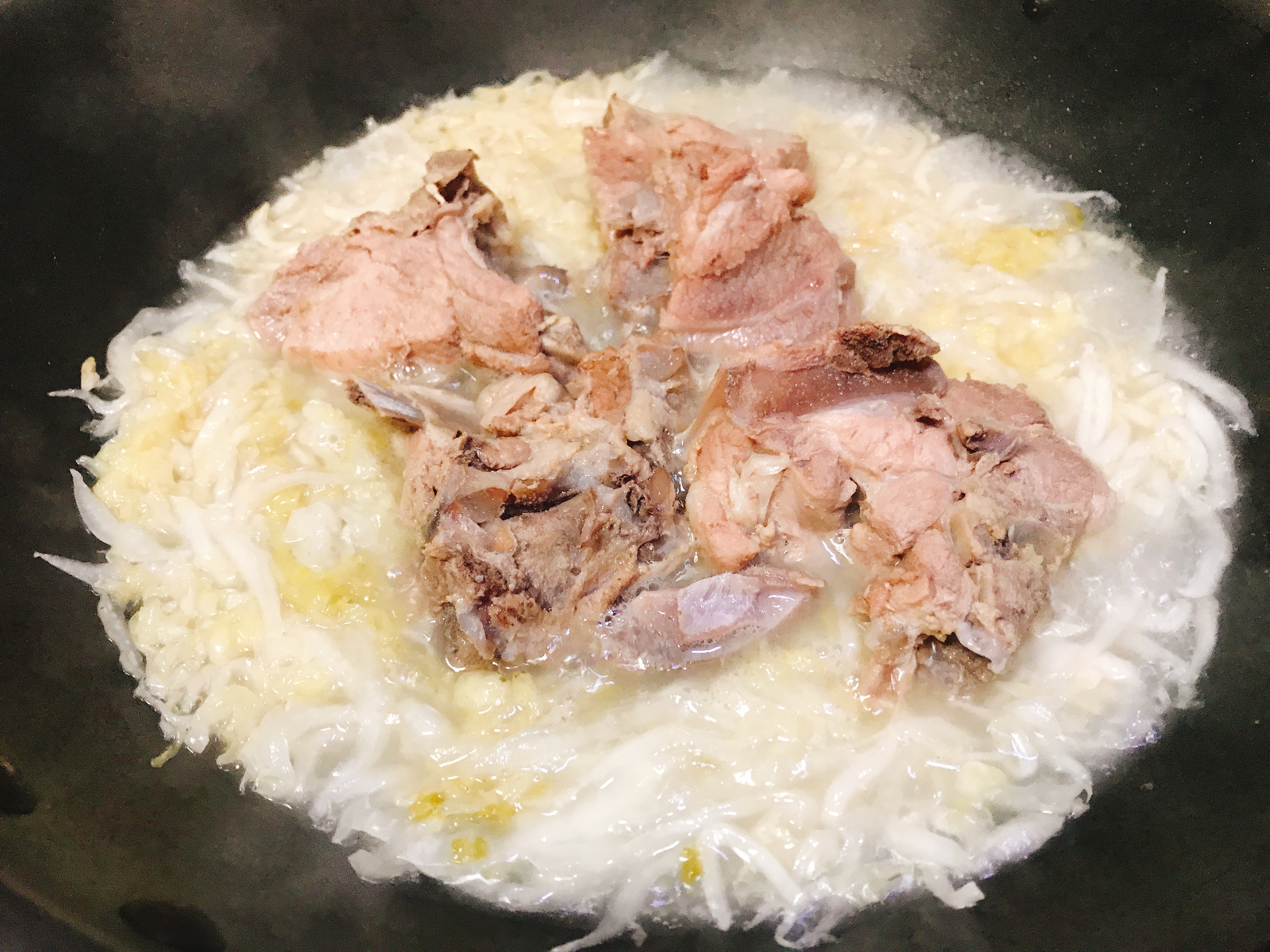 天冷吃这个太暖和了,一家人吃了一大锅,剩下的汤还能煮个面吃!