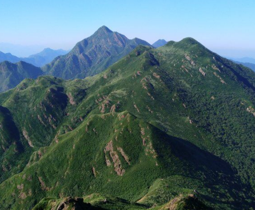 山峦蜿蜒起伏,景色秀丽,壮美的景色,景色迷人.