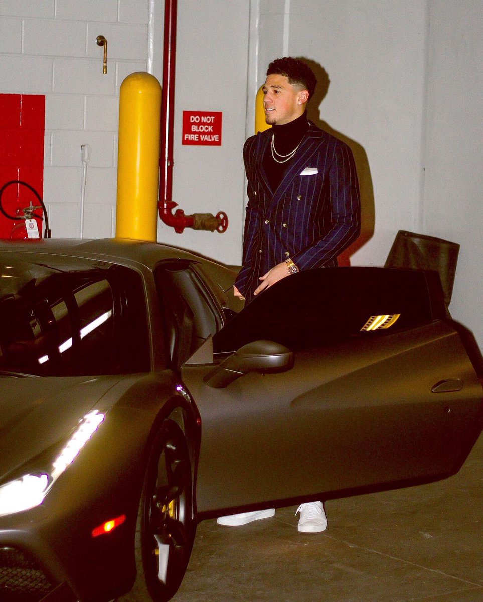 布克身着西装帅气出镜:祝你们每个人都新年快乐