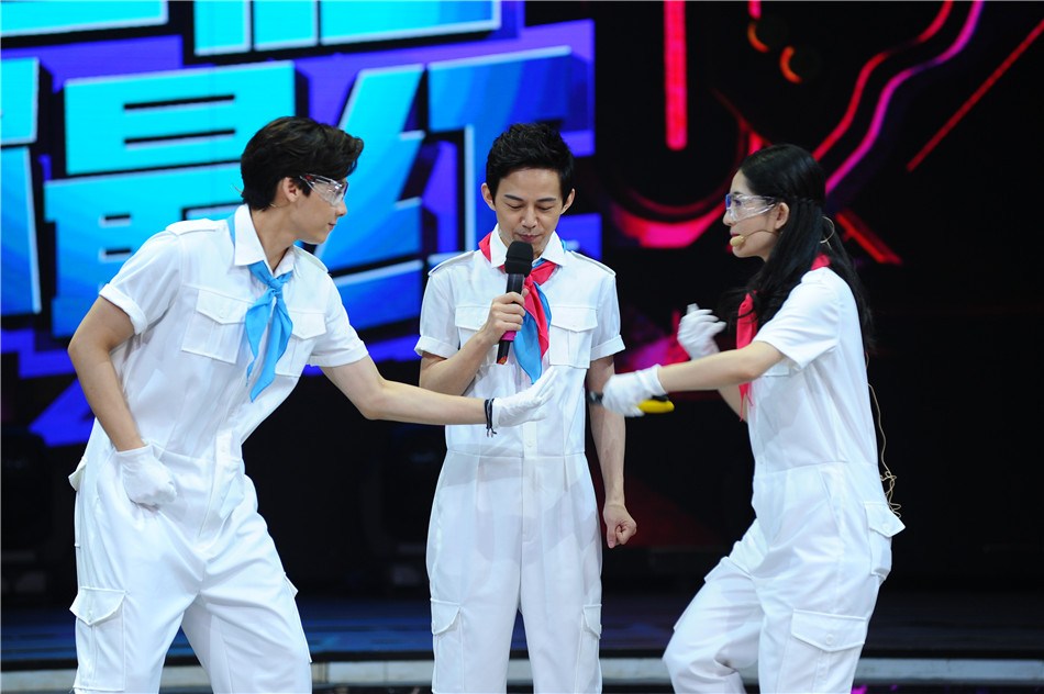 何炅谢娜曾被问:下辈子想当我什么人?何炅的回答是我一年的笑点