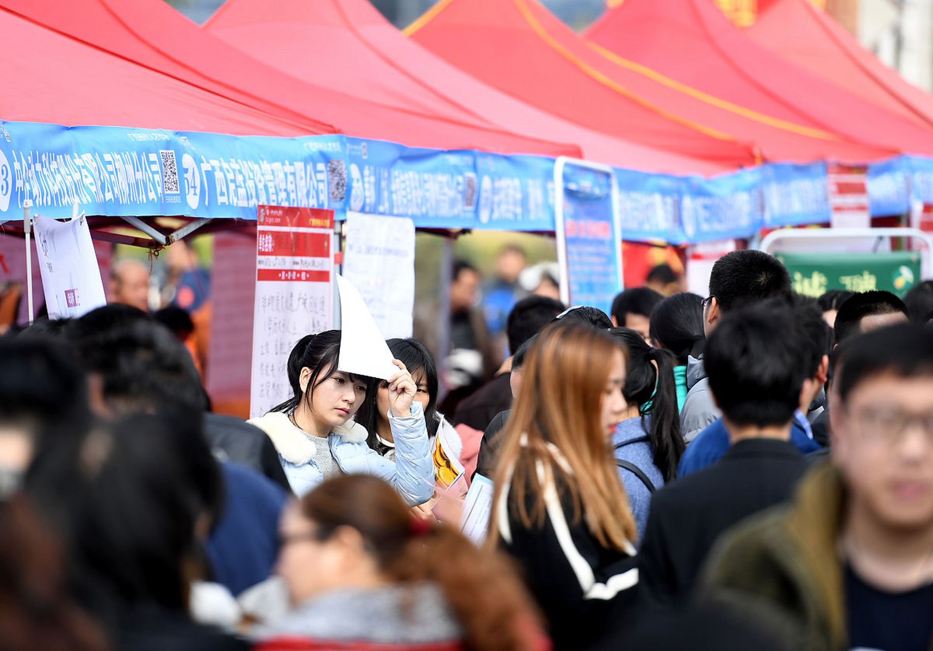 每年的大学毕业季,深圳的招聘会现场人来人往,如过江之鲫,要说深圳