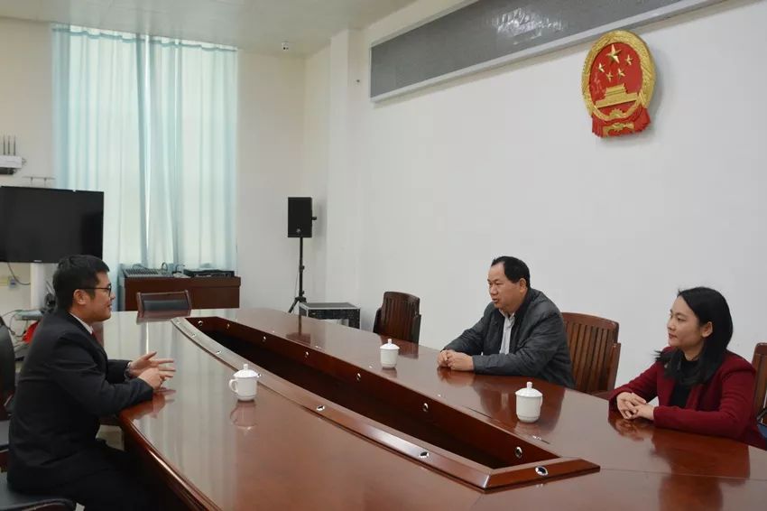 玉林市中院党组成员,政治部主任林旭走访慰问兴业法院先进典型及困难