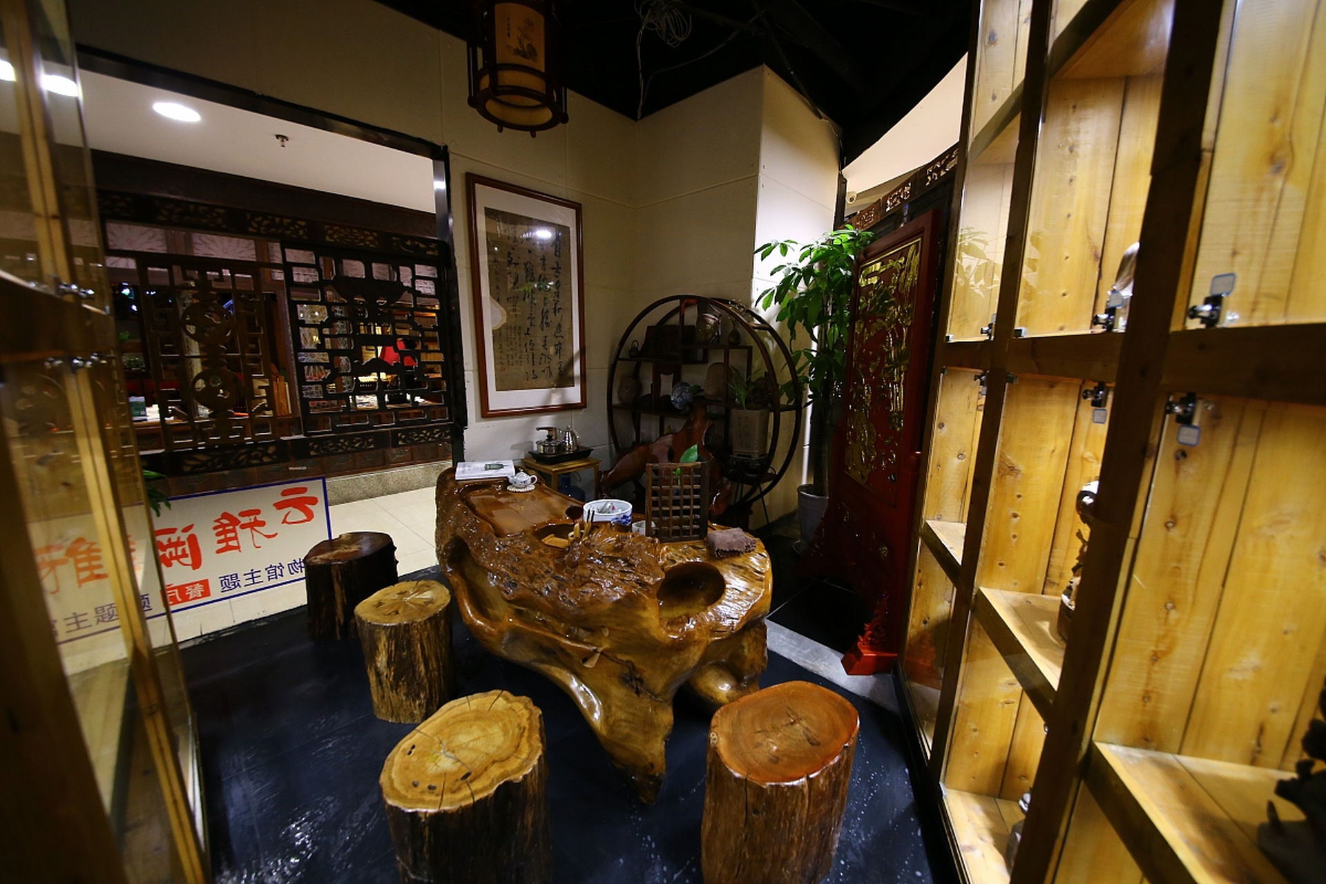 在这里,你可以品尝到传统的竹叶青,蒙顶甘露等四川名茶,同时欣赏川剧