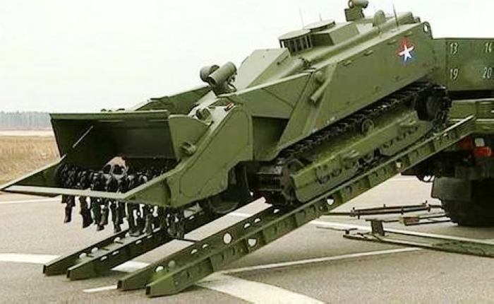 天线等设备,自带扫雷工具组件:扫雷辊,推土铲,夹爪,叉车和机械臂等