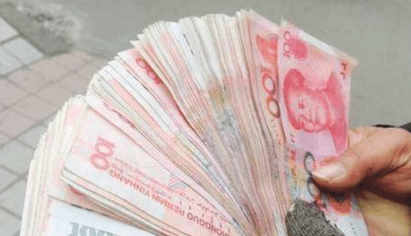 老人捡五万块钱,却不愿还给失主,失主报警后,才知老人救了失主