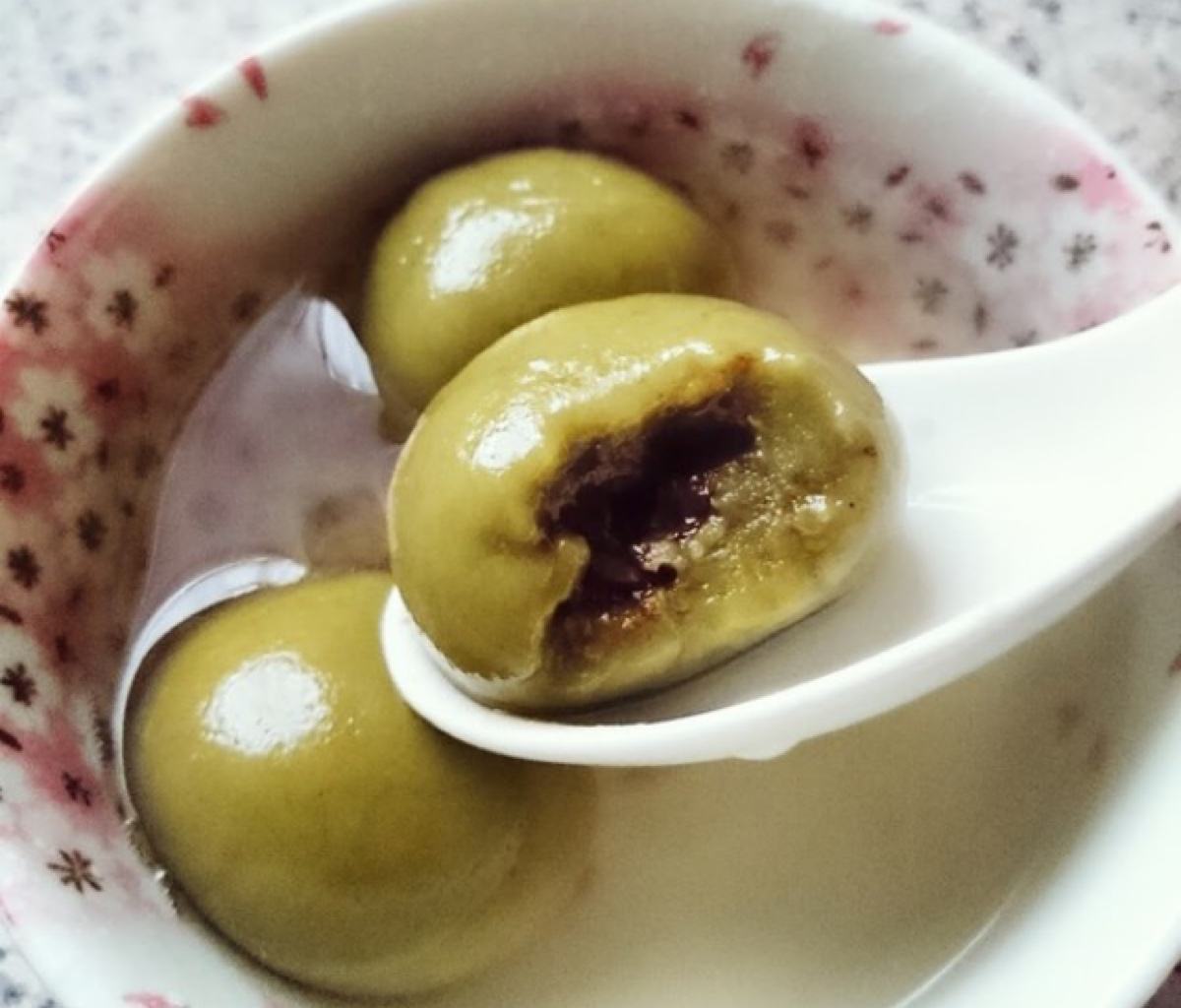 蒸汤圆也是很美味的,其实汤圆不光可以煮哦,蒸起来也是好吃.