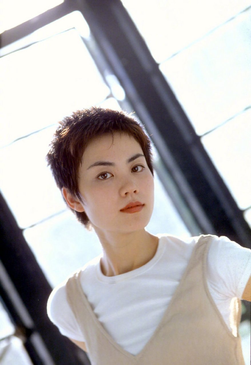 王菲的一组早年短发的照片,配t恤连衣裙清爽又帅气,"天后"果然什么