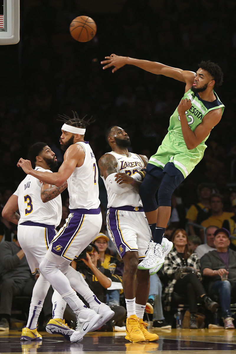 独行侠队在季后赛中的表现可谓势如破竹,其中欧文的加