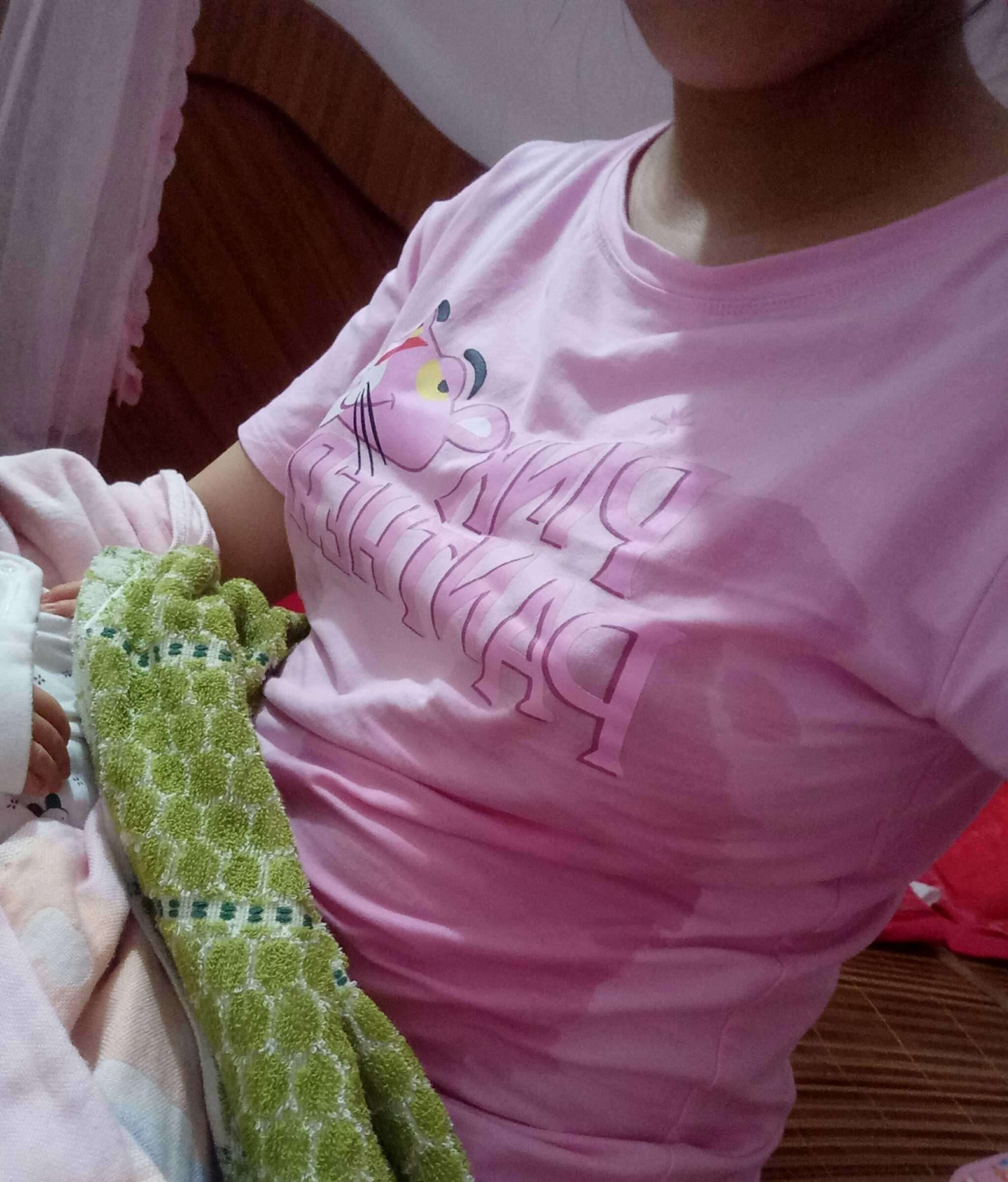 产妇"漏奶"打湿衣服,遭孩子嘲笑,宝妈的教育方式值得学习