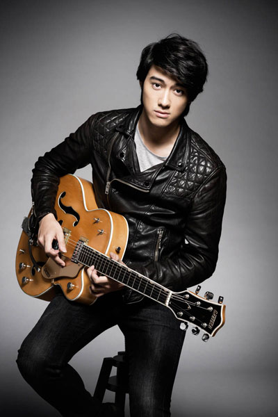 新辑发布会,远在英国的母亲惊喜现身,阿山恭喜杨永聪三喜临门