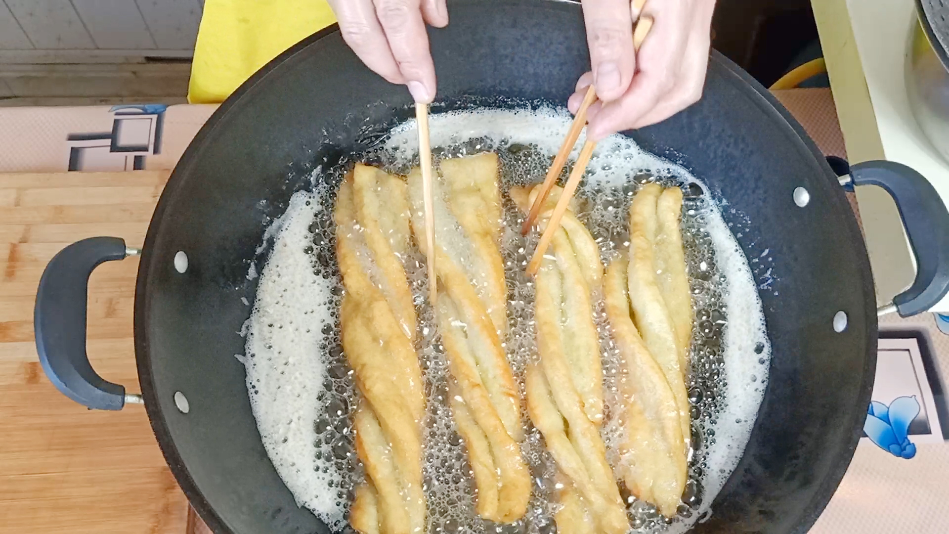 这样咱们的油条就做好了.外酥里喧口感非常好,比传统的油条更好吃.