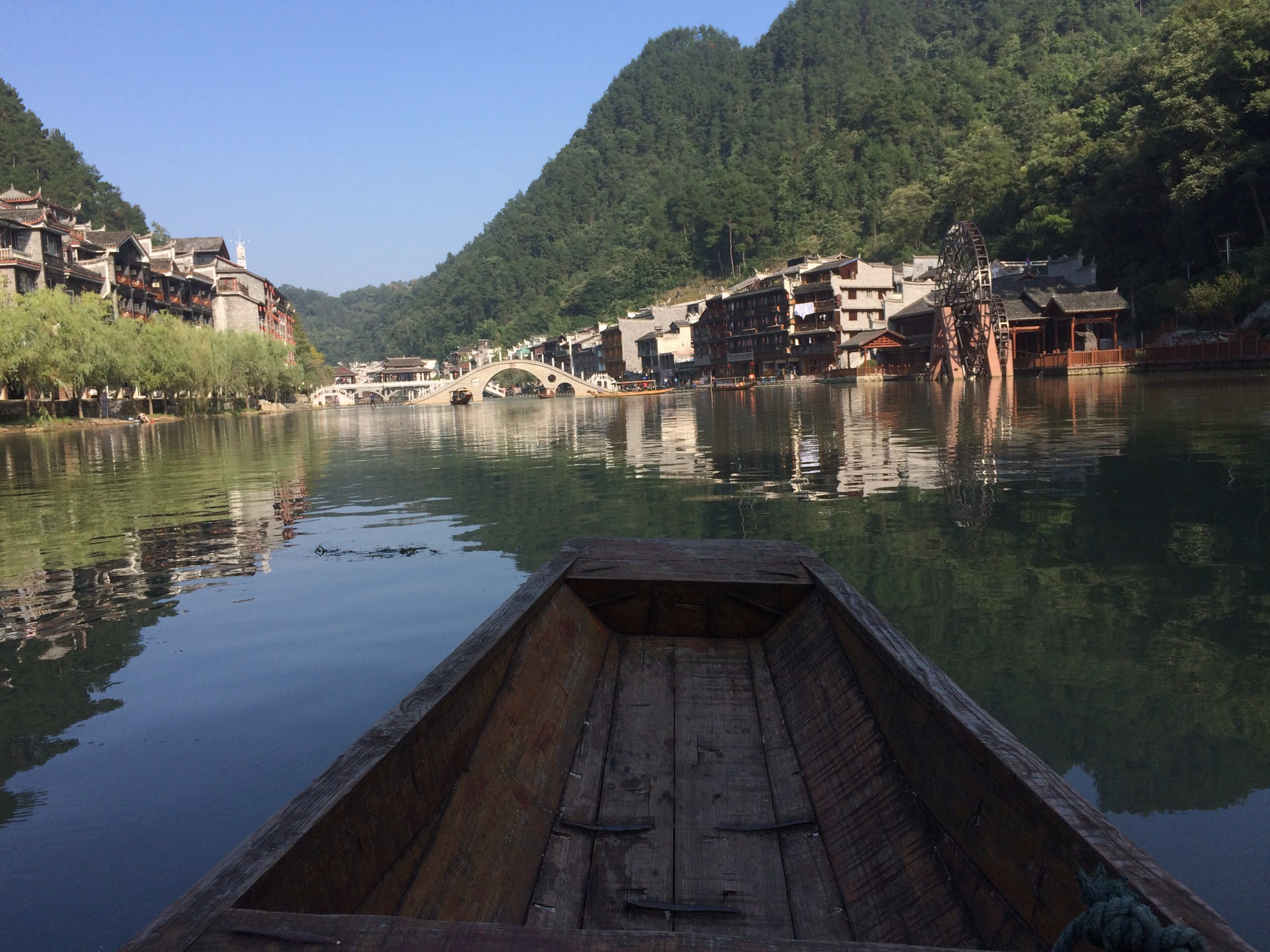 它是凤凰古城的母亲河,两岸林立吊脚楼,至今仍有古法造船的技艺