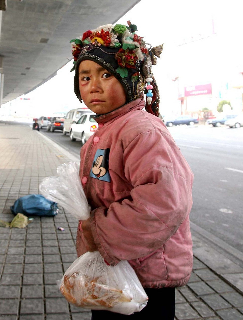 幼儿穿尿不湿在地铁站乞讨#  在这个繁华的都市中