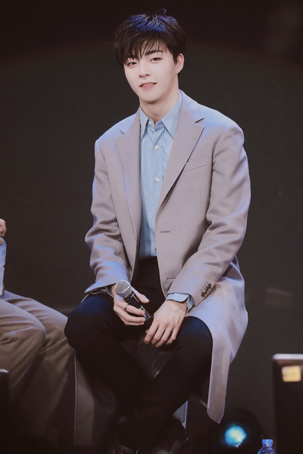 陈立农穿红色格子大衣,腰带系法很独特,又学到一招穿搭技巧!