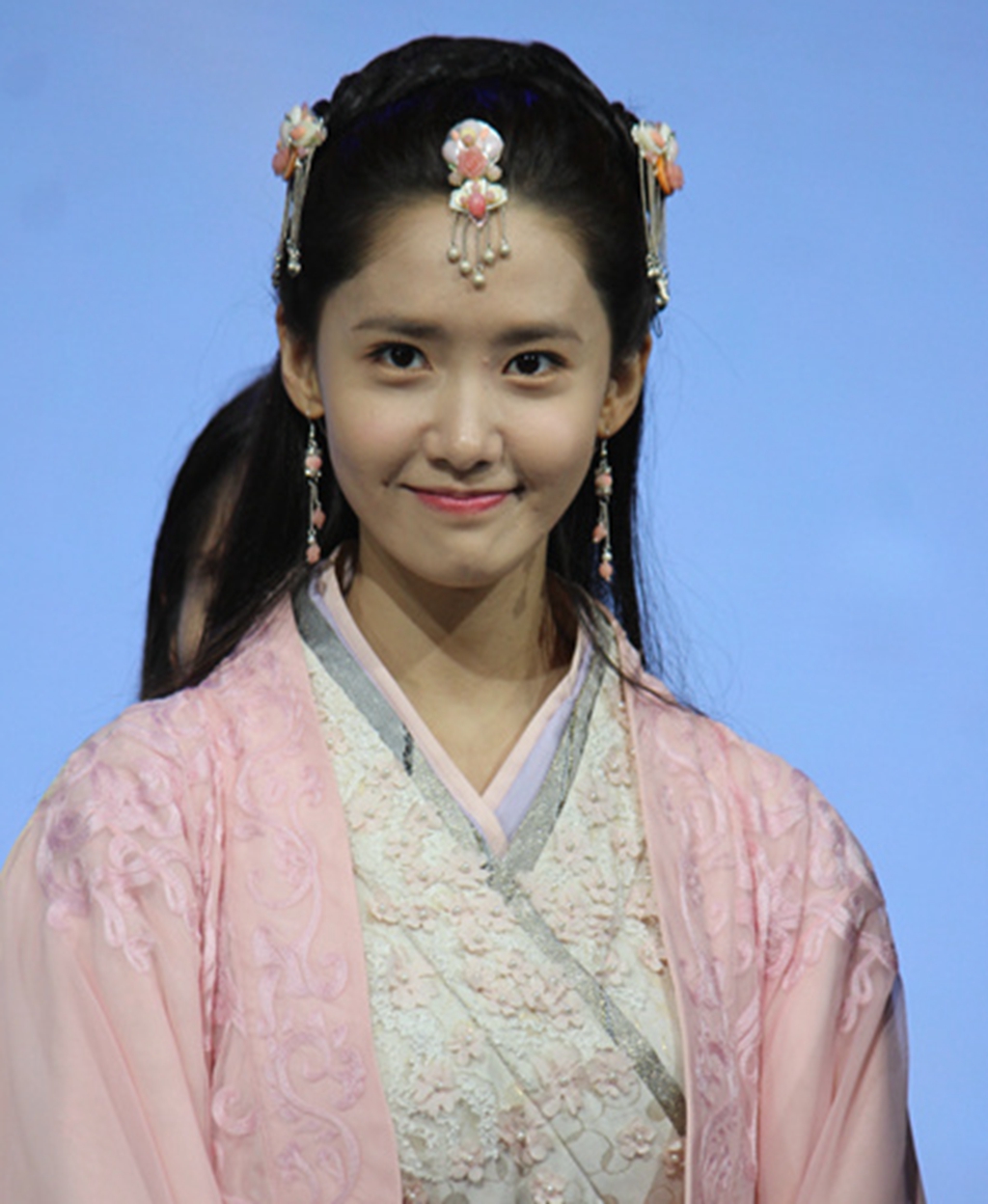 林允儿,古装的她白白净净的,眼睛旁边的一颗痘痘很明显呦!