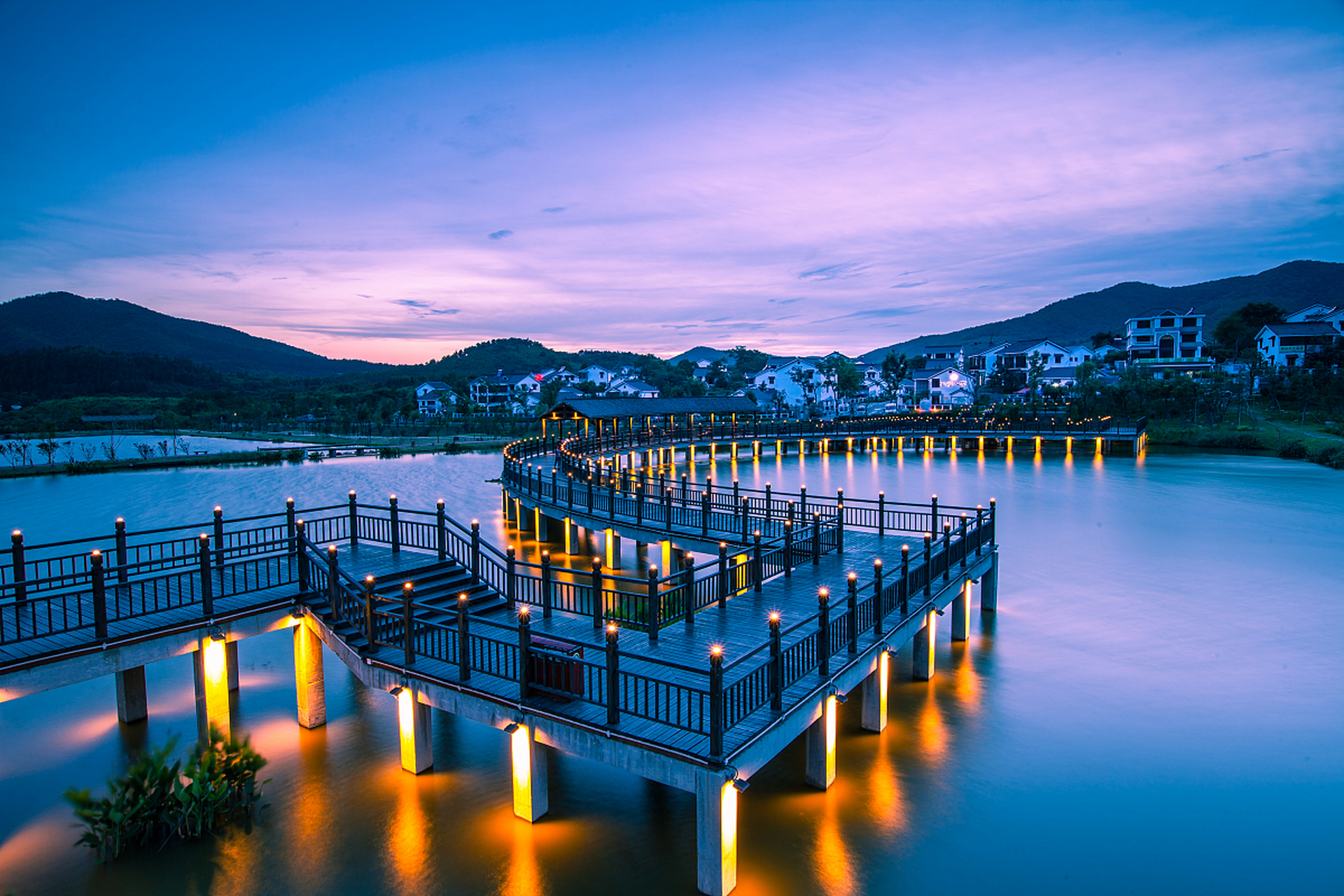 千峡湖生态旅游度假区 千峡湖是一个人工湖,周围环绕着青山绿水,是
