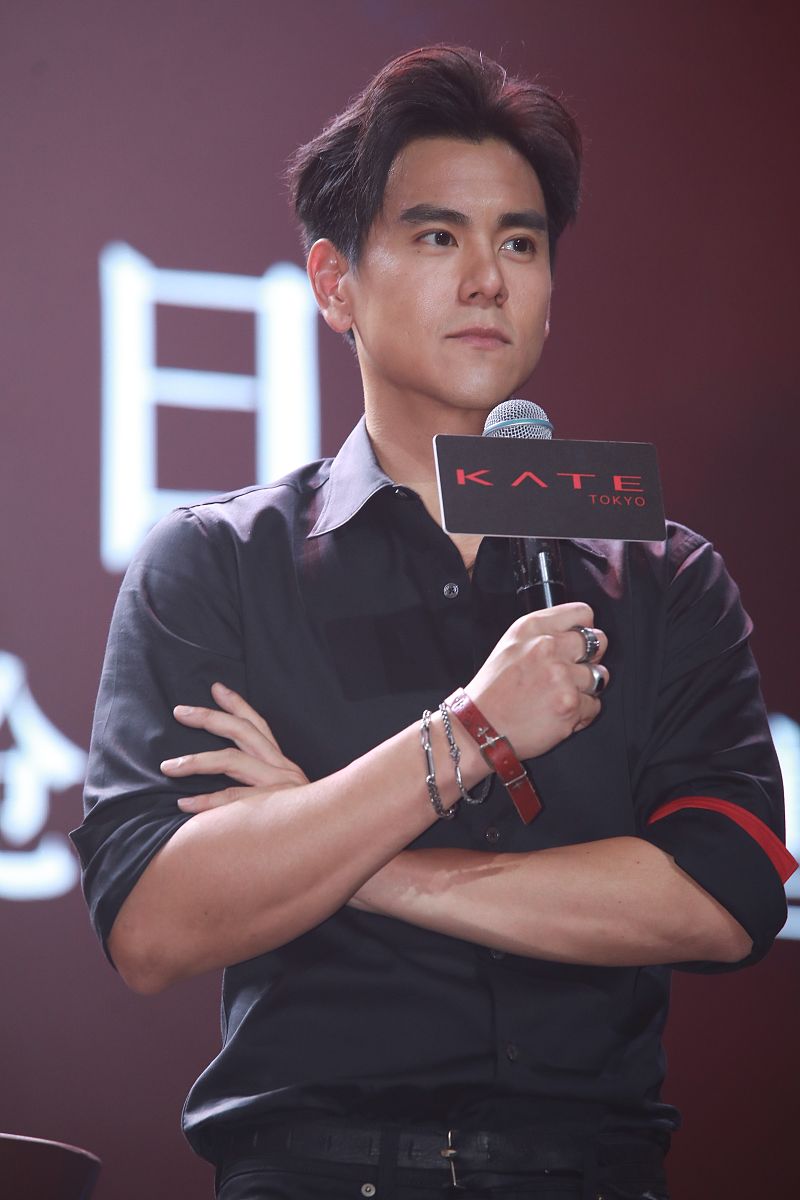 彭于晏穿搭:黑色衬衫西裤 商务帅气